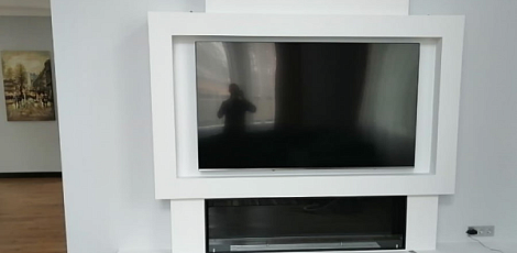 Биокамин встроенный под телевизор в большой гостиной